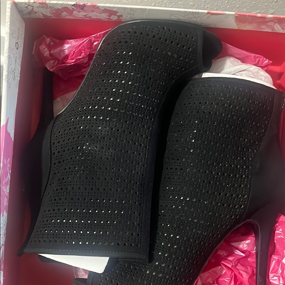 Chinese Laundry Black Heeled Boots Sleek Design